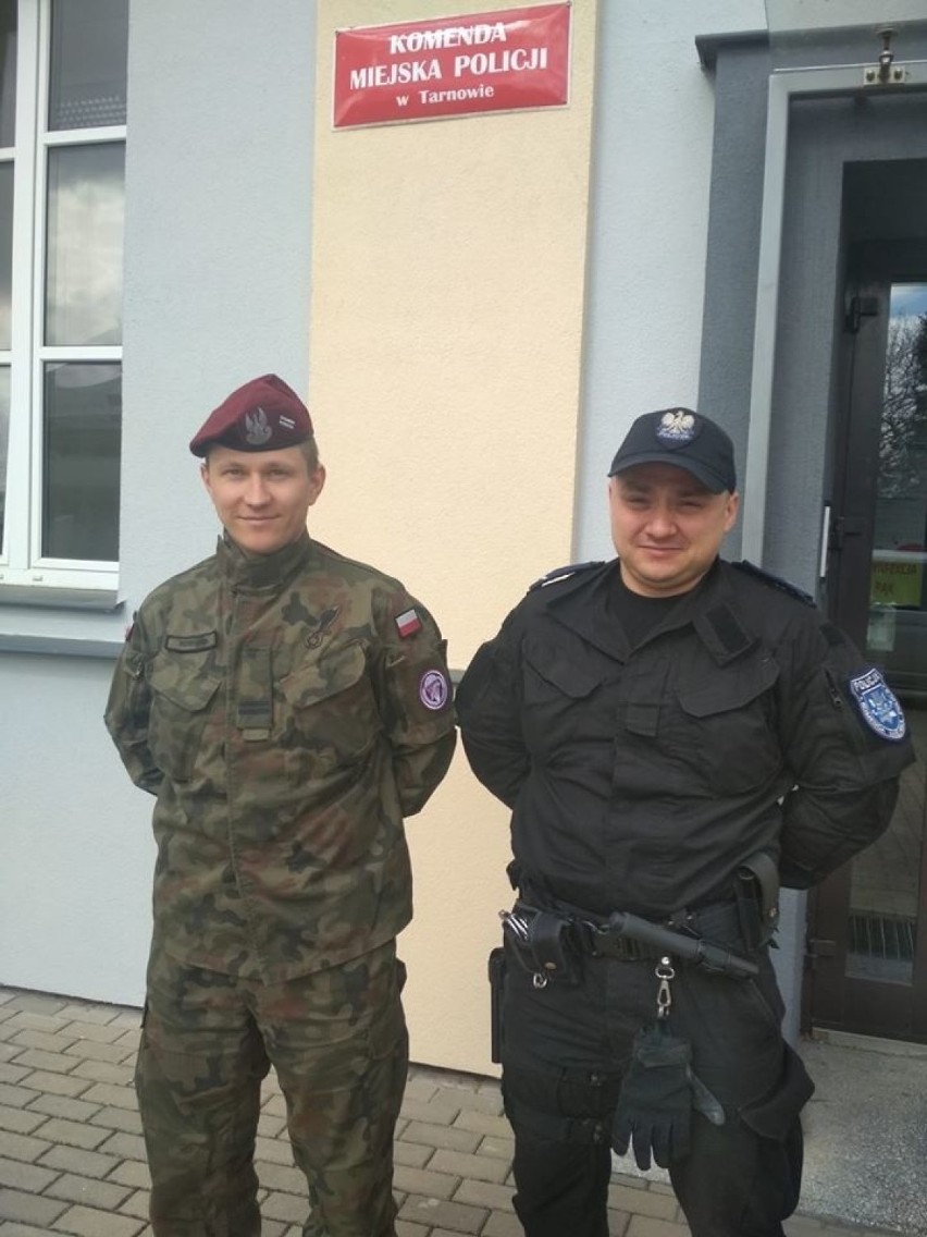 Koronawirus. Żołnierze na ulicach Tarnowa. Pomagają policjantom kontrolować osoby na kwarantannie [ZDJĘCIA]