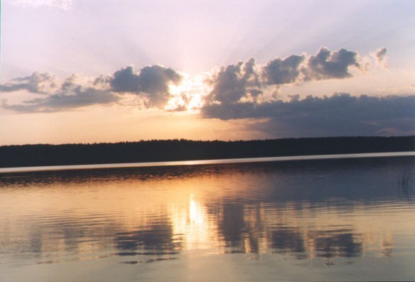 Źródło: http://commons.wikimedia.org/wiki/File:Jezioro_Mokre_%28warminsko-mazurskie%29_-_sunset.jpg