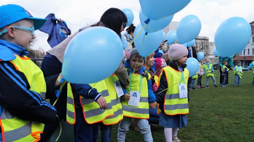 Mali bydgoszczanie przemaszerowali przez miasto z niebieskimi balonami dla autyzmu [zdjęcia, wideo]