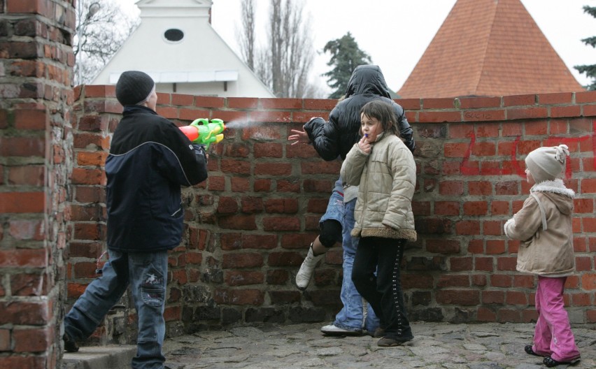 Strażnicy będą zwracać uwagę na osoby, które zamiast polewać...