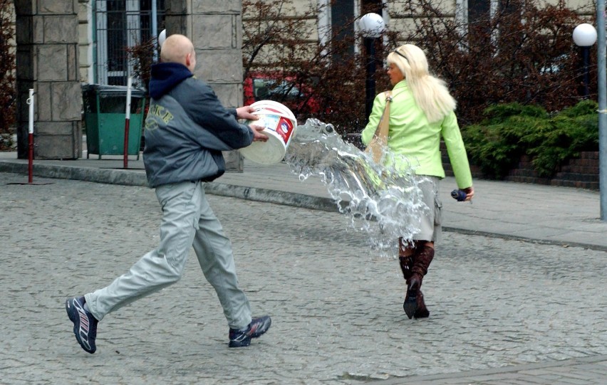 Strażnicy będą zwracać uwagę na osoby, które zamiast polewać...