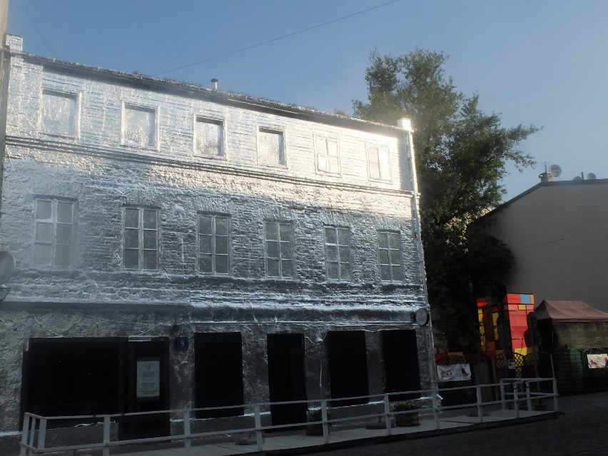 Cała ze srebra, futurystyczna fasada kamienicy przy ul....