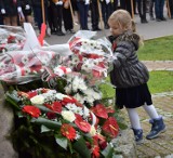 Nowy Dwór Gdański. Obchody 11 listopada. Delegacje złożyły kwiaty pod pomnikiem [ZDJĘCIA, CZ. 2]