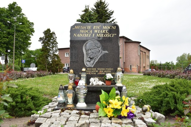Tak w 2020 roku wyglądała tablica upamiętniająca Jana Pawła II przy ul. 700-lecia w Żninie.