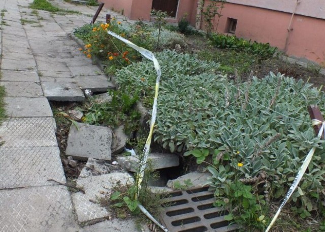 Na chodniki przy ulicy Astronautów 3A w Kielcach pojawiła się dziura. Mieszkańcy czekają na jej naprawę prawie pół roku.