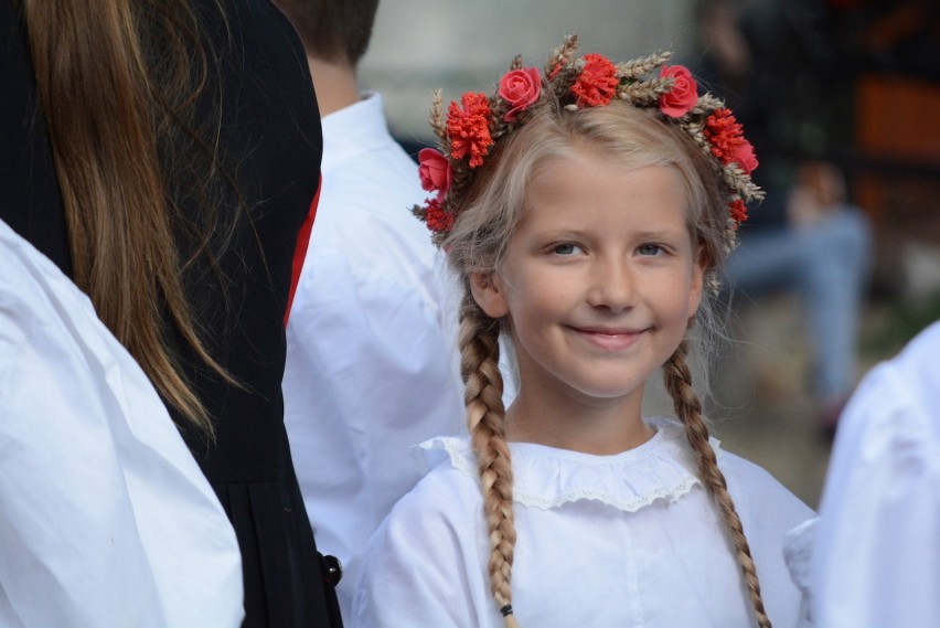 NOWA KULTURALNA ŁAWKA W MIĘDZYCHODZIE

W SKWIERZYNIE...