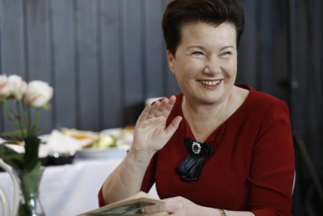 Była Prezydent Warszawy jest jedną z najważniejszych kobiet w polskiej polityce. To za czasów gdy była szefem Narodowego Banku Polskiego przeprowadzono denominację, a na banknotach (do 2014 roku) był jej podpis. 

Narodowemu Bankowi Polskiemu szefowała w latach 1992-2000. W międzyczasie – w 1995 roku – startowała w wyborach prezydenckich, gdzie dostała 2,76 proc. głosów. W latach 1998-2001, pełniła stanowisko wiceprezesa Europejskiego Banku Odbudowy i Rozwoju. 

Najważniejszym dokonaniem Hanny Gronkiewicz-Waltz była prezydentura w Warszawie, w latach 2006-2018. To za jej trzech kadencji Warszawa pozyskiwała najwięcej środków z UE wśród wszystkich miast ze wspólnoty.