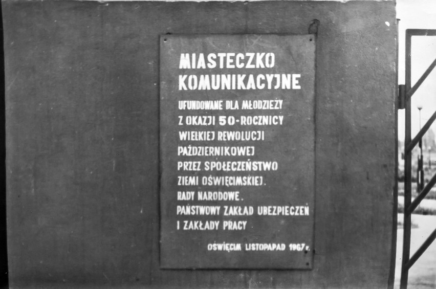 Oświęcim. Prezent dla młodzieży z okazji 50.rocznicy Wielkiej Rewolucji Październikowej znika z powierzchni ziemi. Zdjęcia z arch. Ganobisa