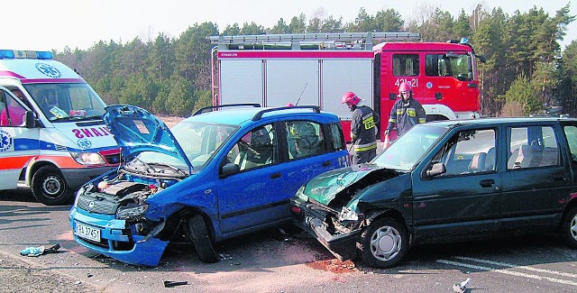 W wypadku w Bolęcinie dwie osoby zostały ranne. Strażacy długo usuwali jego skutki