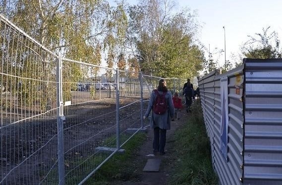 Żeby dojść z przystanku tramwajowego do Term Maltańskich, trzeba iść dookoła albo przez błotnistą ścieżkę