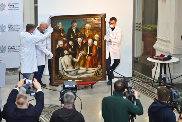 "Opłakiwanie Chrystusa" pochodzi z warsztatu niemieckiego renesansowego malarza i grafika Lucasa Cranacha starszego. Obraz znajdował się w kolekcji Śląskiego Muzeum Sztuk Pięknych w Breslau, a potem we Wrocławiu. 