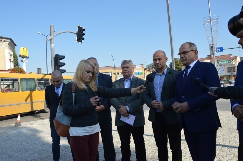 Zakończona przebudowa drogi 713 przez Tomaszów: Władze województwa podsumowały inwestycję [ZDJĘCIA]