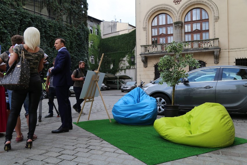 Kraków. Gibała woli pufy niż samochody pod magistratem