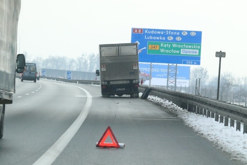 Wrocław. Ciężarówka zgubiła... dwa koła na AOW. Było niebezpiecznie! (ZDJĘCIA) 