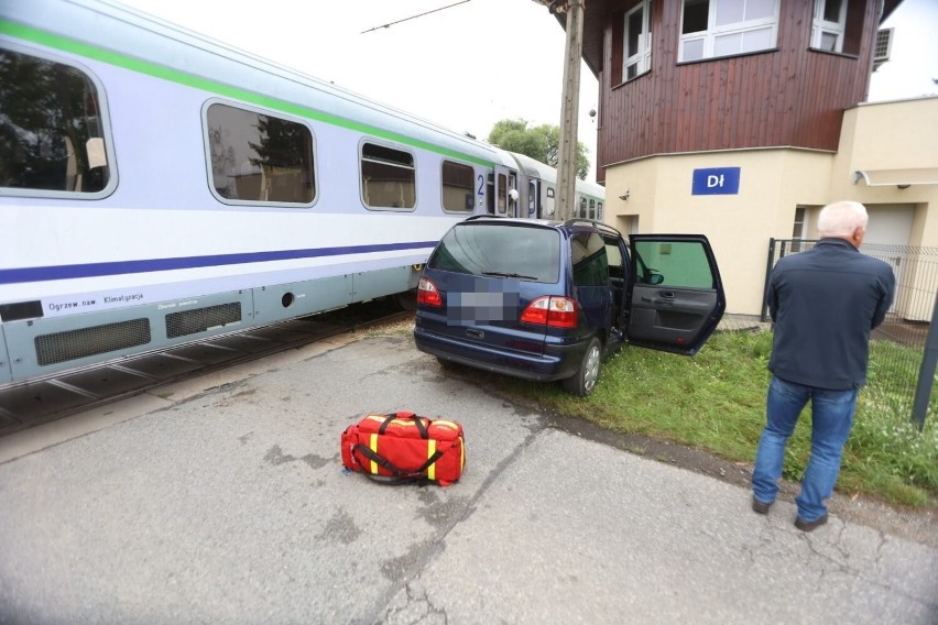 Wypadek pod Długołęką. Samochód osobowy zderzył się z pociągiem.