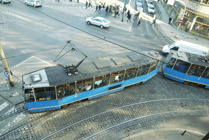 Wrocław: Dwie kolizje tramwajów przy pl. Społecznym. Jedna osoba ranna