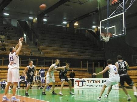 Tak jak przed tygodniem koszykarze TYTAN-a zagrają na swoim parkiecie. Foto: ZBIGNIEW BURDA