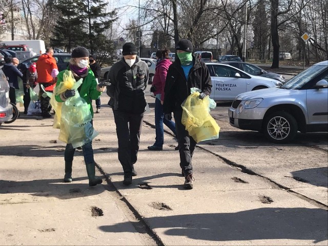 Społeczne sprzątanie tzw. Bulwaru nad Bałutką zorganizowały w sobotę ( 6 marca) organizacje ekologiczne i rady osiedli ze znajdujących się w pobliżu osiedli. Mieszkańcy w ramach tzw. spaceru sąsiedzkiego w czynie społecznym uprzątnęli teren zaśmiecony zimą przez nieznanych sprawców.