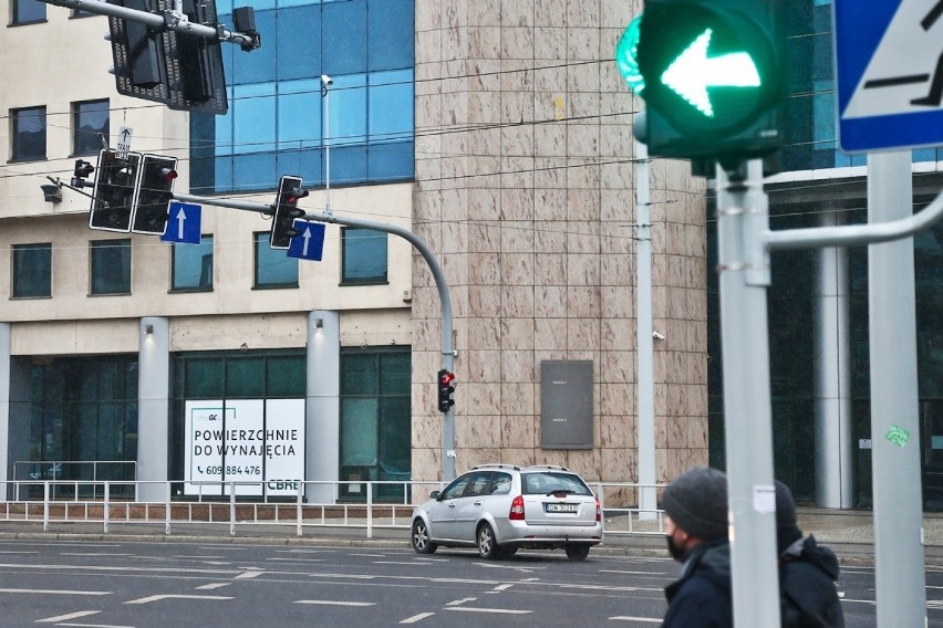 W czasie kiedy pierwszy sygnalizator (od ulicy Tęczowej) ma...