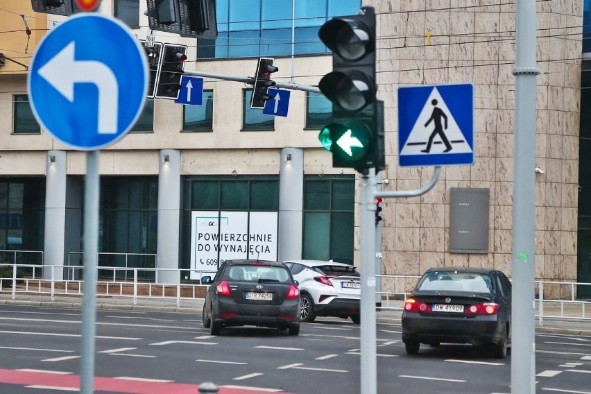 Wrocław. Kierowcy przejeżdżają przez plac Orląt Lwowskich na czerwonym świetle. Dlaczego? 