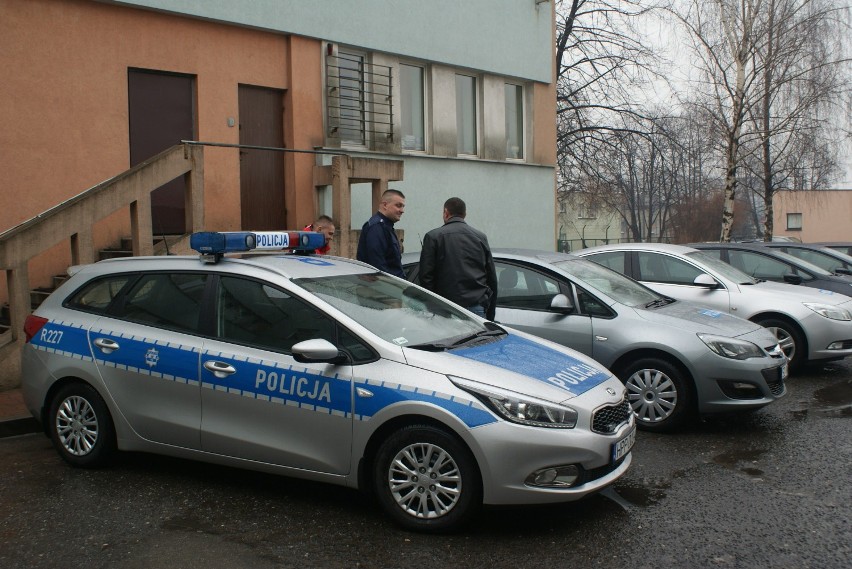 Dąbrowska policja otrzymała właśnie sześć nowych samochodów