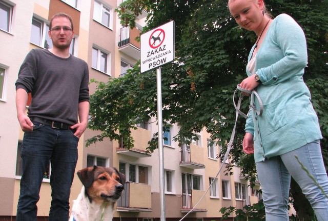 -&nbsp;W ostatnim czasie przybyło takich znaków na osiedlu. Niebawem już nigdzie nie będziemy mogli naszej Mimi wyprowadzić - mówią Łukasz i Weronika ze Strzemięcina.