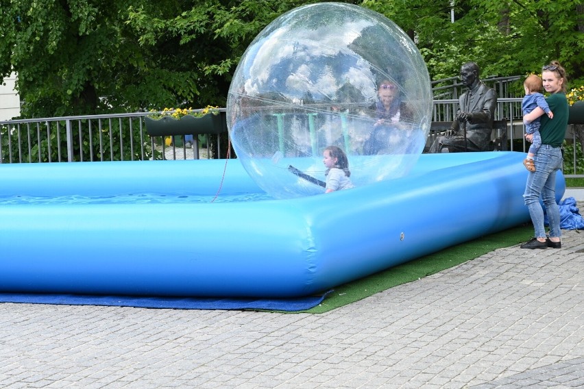 Zorbing, czyli pływanie w zamkniętej kuli po basenie.