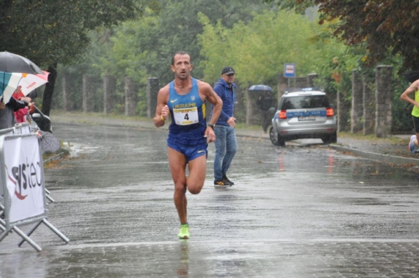 Biegacze walczyli w deszczu. Kenijczyk Abel Kibet znów wygrał półmaraton w Skarżysku 