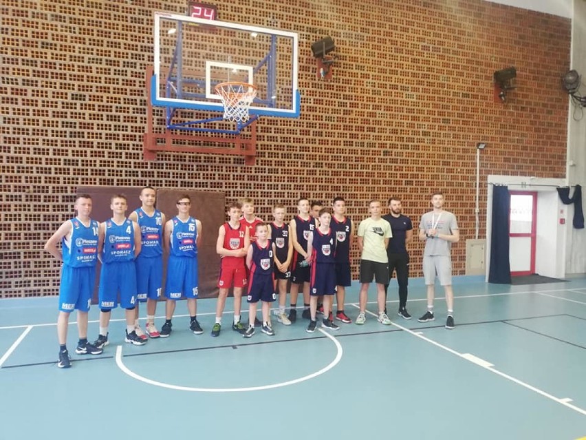 Pleszew. Młodzi koszykarze KS Kosz Pleszew przygotowują się do ćwierćfinałów Mistrzostw Polski