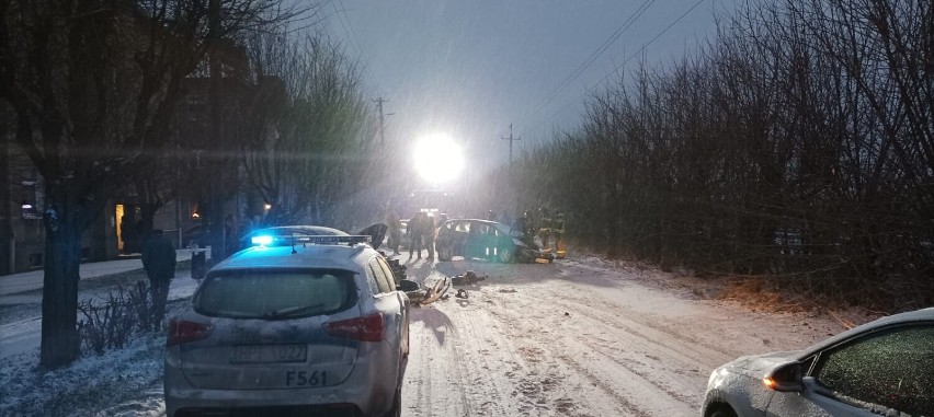 Wypadek na ulicy Karsznickiej w Zduńskiej Woli. Zderzyły się dwa samochody