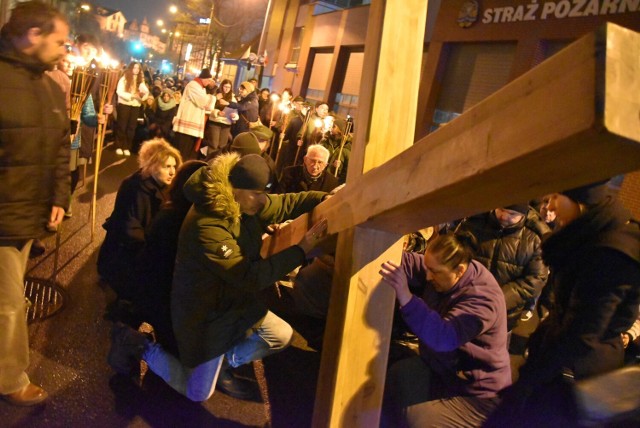 W Drodze Krzyżowej ulicami Gorzowa szło kilkuset wiernych. Krzyż nieśli: strażacy, harcerze, klerycy, społeczność romska, niosły go także kobiety.