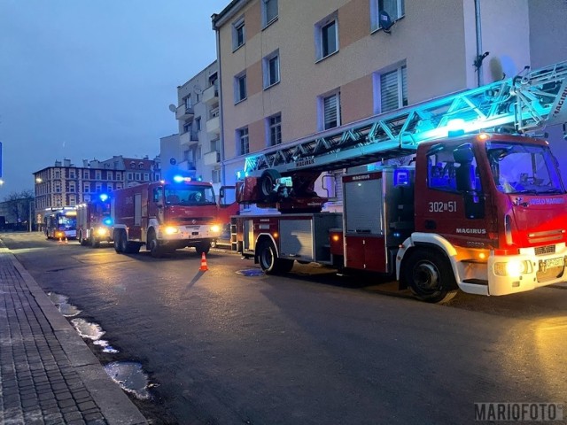 W jednej z czteropiętrowych kamienic przy ul. Dubois paliło się mieszkanie na 1. piętrze.