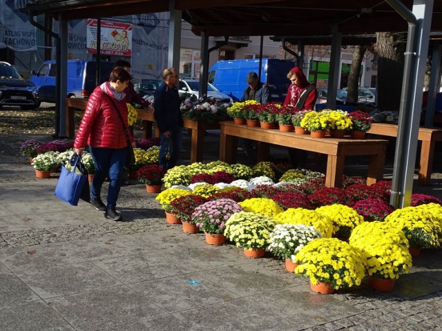 Wybór kwiatów i zniczy jest ogromny. Nagrobki są przygotowywane przez bliskich przed świętem 1 listopada