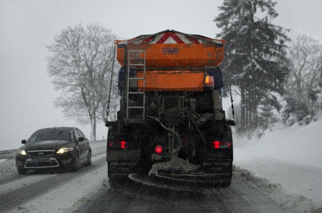 Ciężkie warunki dla kierowców. Drogowcy wysłali 640 pojazdów zimowego utrzymania