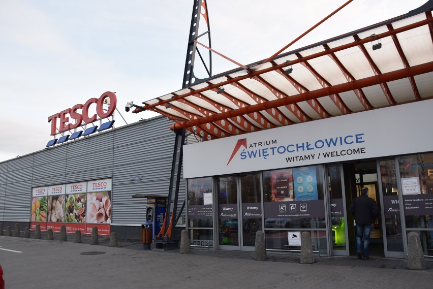 Tesco w centrum handlowym Atrium Świętochłowice jest otwarte. Można tu zrobić zakupy