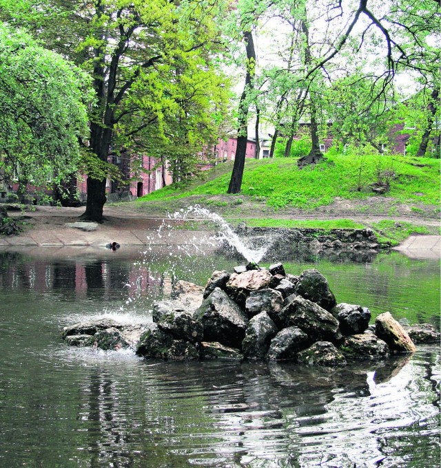Sadzawka w Parku Żeromskiego  wzbogaciła się o niewielką fontannę
