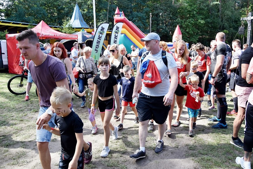 W Trzciance podczas Wolfrace odbył się bieg dla dzieci z przeszkodami „Szlakiem Szczeniaka”. Zobaczcie jak radzili sobie młodzi biegacze