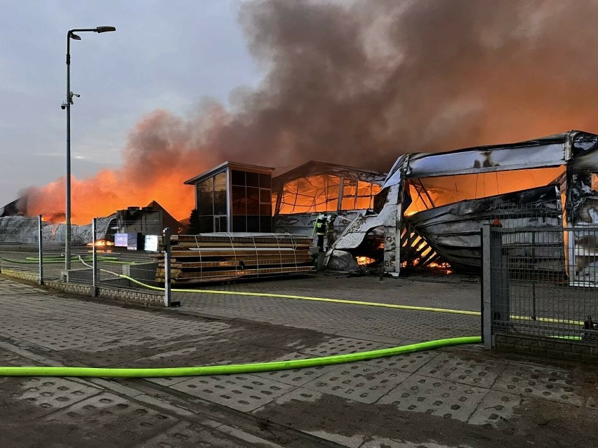 Płoną hale produkcyjne w Kaninie. Z żywiołem walczą 33 zastępy straży pożarnej [FOTO z DRONA, WIDEO]