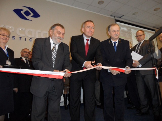 Prezes PKP Cargo, Marek Zaleśny (w środku) otwierał nową dyspozyturę w Tarnowskich Górach z dyrektorem śląskiego zakłądu Zenonem Zemłą (po prawej)