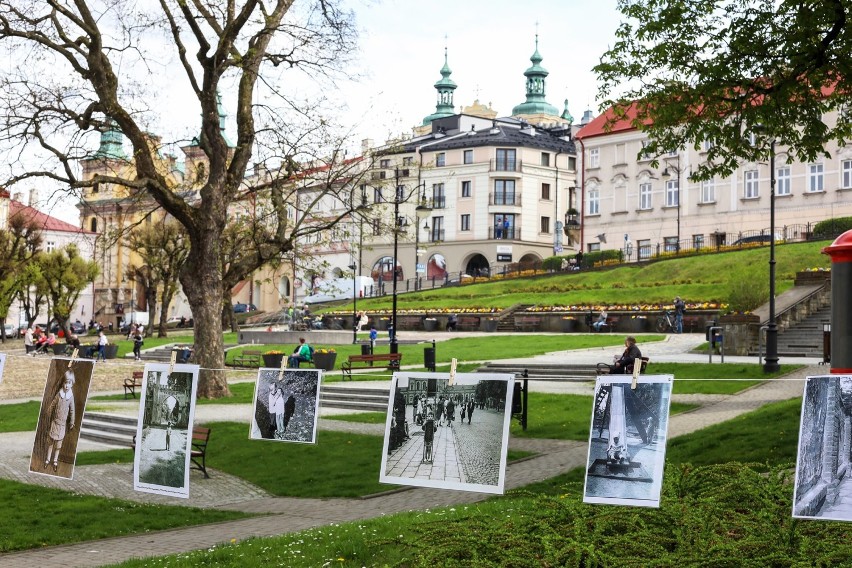 Plenerowa wystawa fotografii w Rynku w Przemyślu.