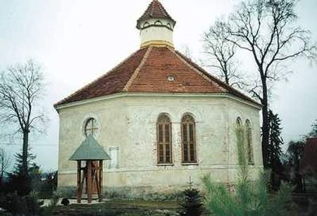 We wsi Radzieje, przy drodze z Kętrzyna do Węgorzewa stoi ośmioboczny kościół wybudowany w 1827 roku według planów Fryderyka Wilhelma IV.