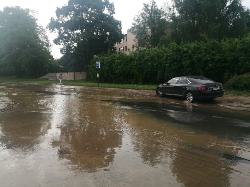 Awaria wodociągowa na ulicy Paradnej w Łodzi