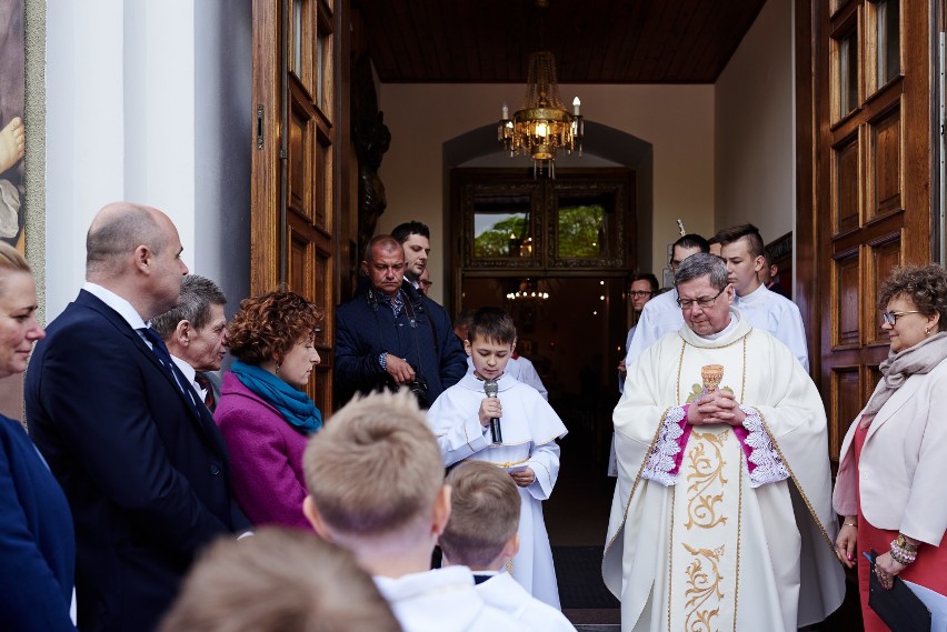 W niedzielę Pierwsza Komunia Święta w parafii Najświętszego Zbawiciela w Pleszewie. Jak wyglądała przed rokiem?