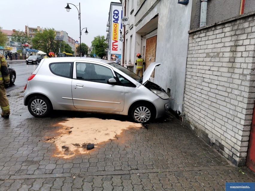 Zderzenie samochodów na ulicy Chopina we Włocławku. Mitsubishi wjechało w budynek [zdjęcia]