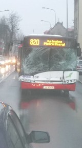 Wypadek w Bytomiu. Autobusu linii 820 zderzył się z koparką [ZDJĘCIA]