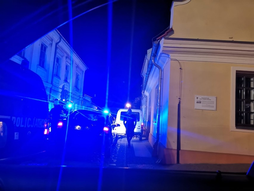Pościg ulicami Włocławka. Kierowca forda staranował radiowóz i uderzył w słup oświetleniowy [zdjęcia]
