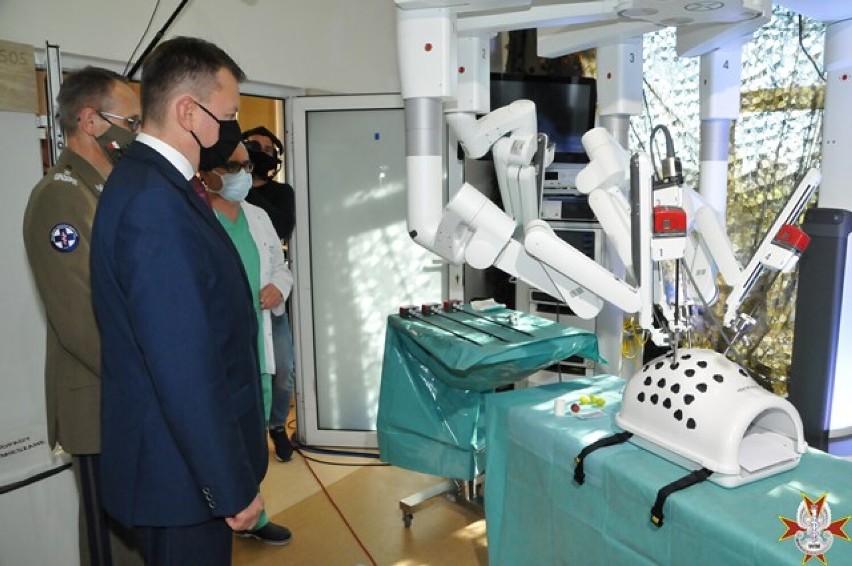Najnowocześniejszy sprzęt na świecie ratuje pacjentów w warszawskim szpitalu. Wykonano już dzięki niemu ponad 200 operacji 