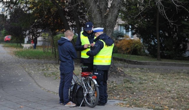 Rowerzyści są karani m.in. za jazdę po chodniku.