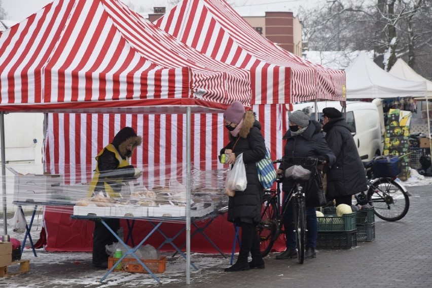 W dzień targowy na targowisku pojawiają się również...