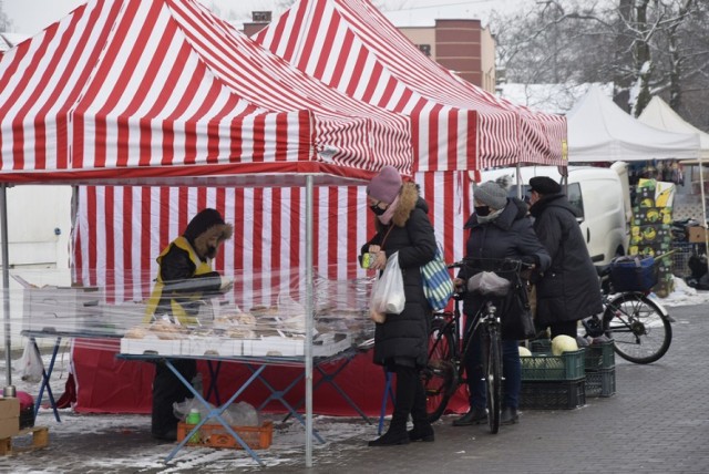 W dzień targowy na targowisku pojawiają się również sprzedawcy różnych artykułów przemysłowych